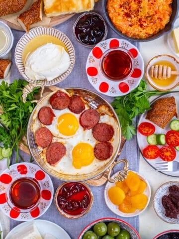 土耳其早餐鸡蛋菜肴、糕点borek和simit等堵塞,橄榄,奶酪,蔬菜和土耳其茶。
