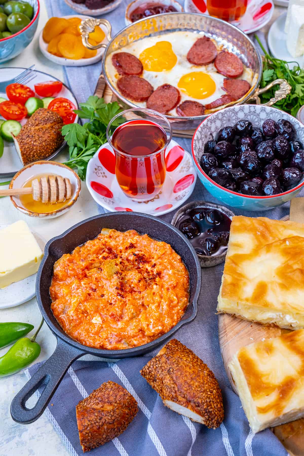 土耳其早餐有menemen，鸡蛋和sujuk，橄榄，果酱，simit, borek，黄油，蜂蜜，沙拉和土耳其茶。