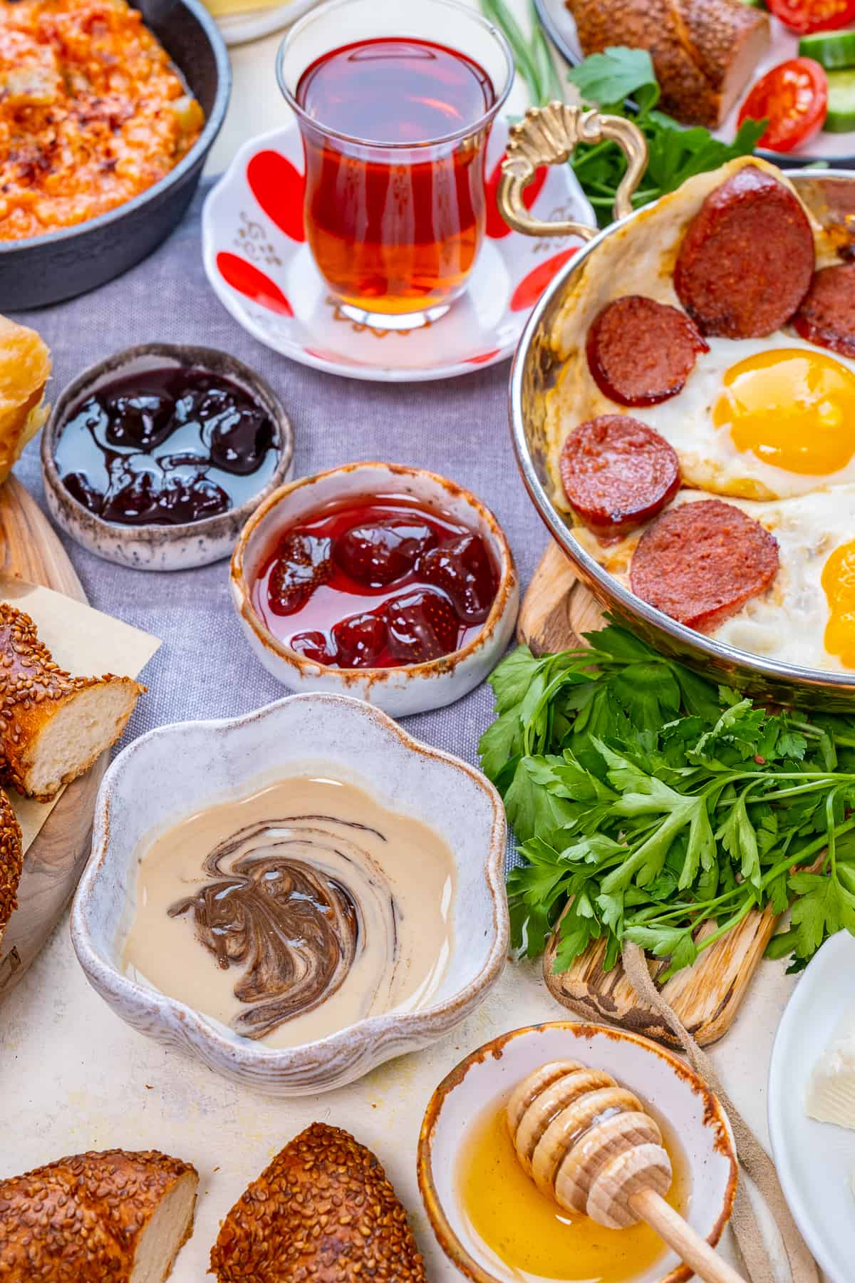 土耳其早餐，芝麻酱和糖蜜混合物，果酱，蜂蜜，鸡蛋，苏库克和土耳其茶。