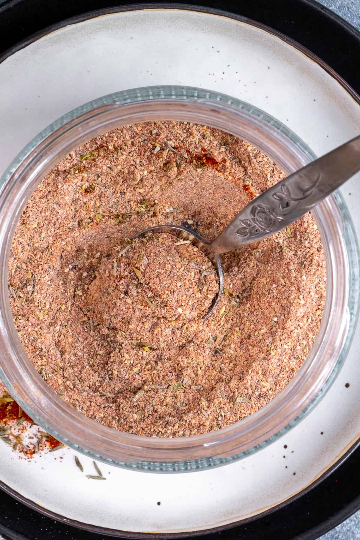 鸡肉调味香料在玻璃罐中,勺子在里面。